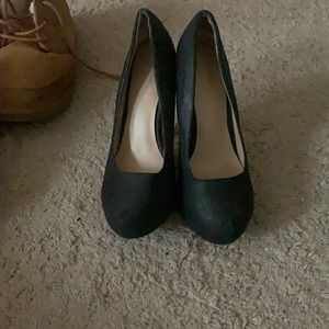 Black pumps